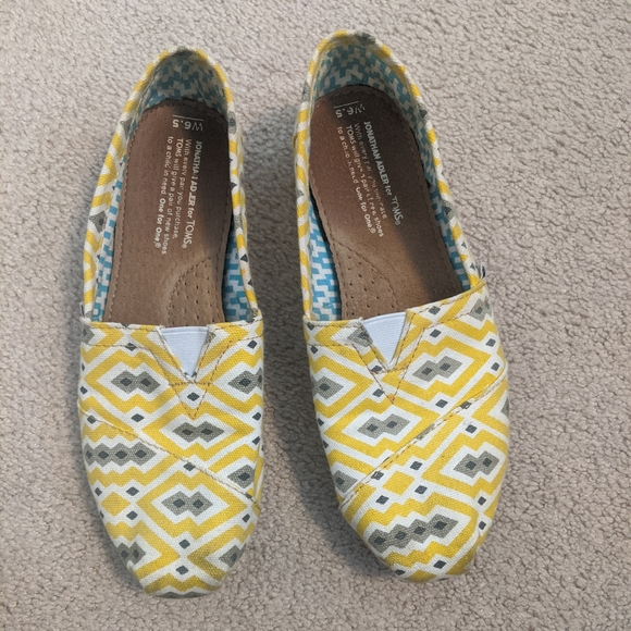 Toms Canvas Shoes - Picture 1 of 4